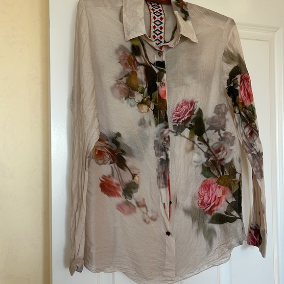 Button down blouse with shades of pink, rose, apricot roses and green leaves. - Picture 4 of 5